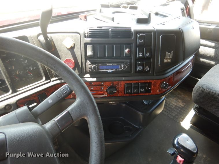 image for item HC9058 1999 Volvo S60  semi truck