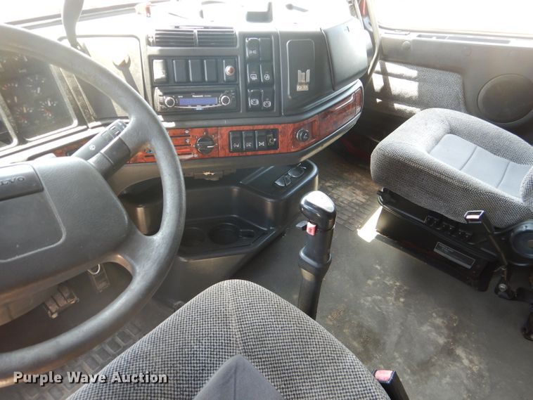 image for item HC9058 1999 Volvo S60  semi truck