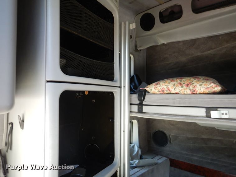 image for item HC9058 1999 Volvo S60  semi truck