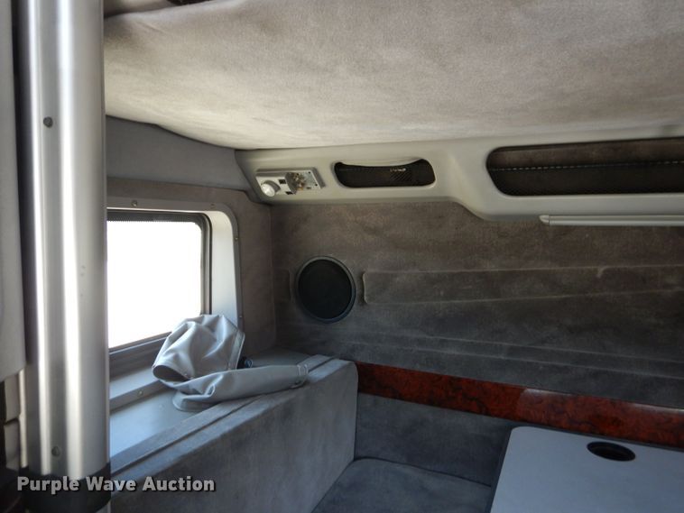 image for item HC9058 1999 Volvo S60  semi truck