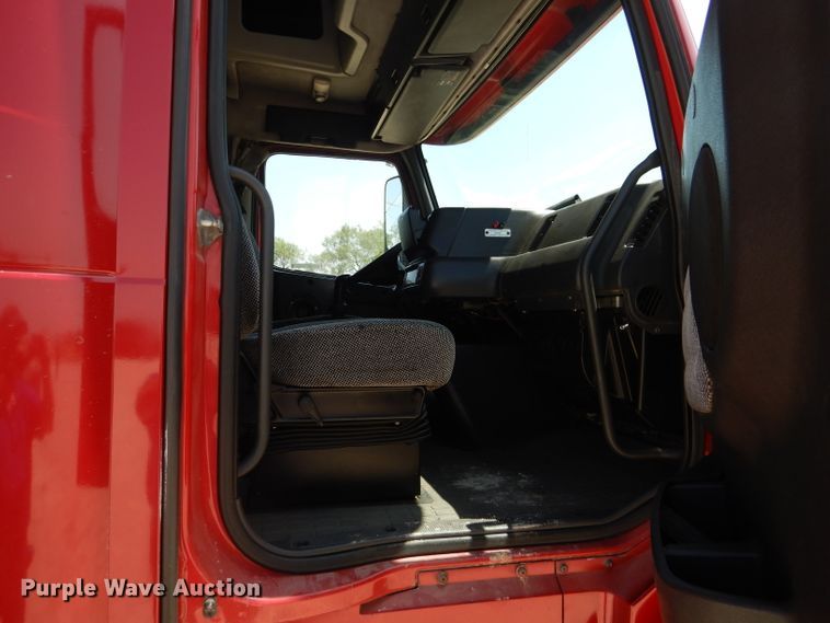 image for item HC9058 1999 Volvo S60  semi truck