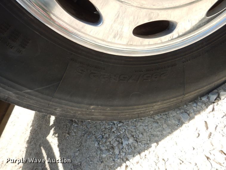 image for item HC9058 1999 Volvo S60  semi truck