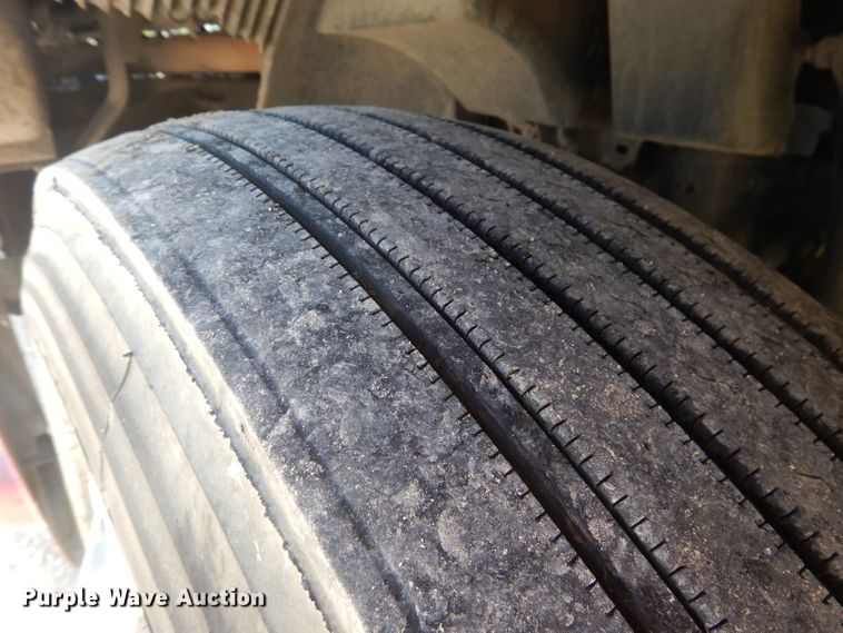 image for item HC9058 1999 Volvo S60  semi truck