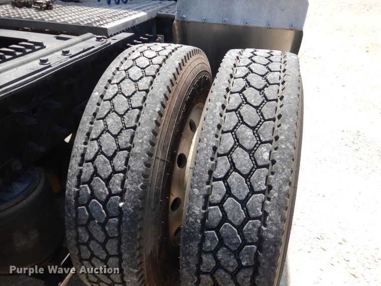 image for item HC9058 1999 Volvo S60  semi truck