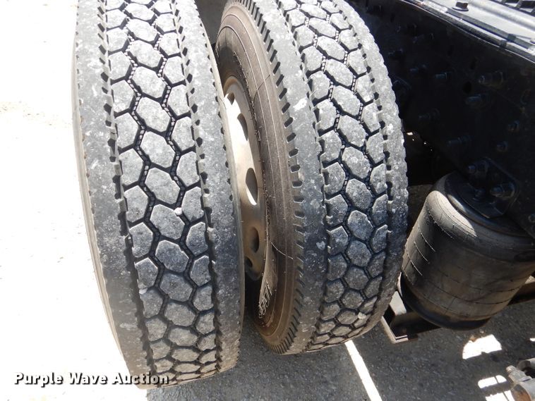 image for item HC9058 1999 Volvo S60  semi truck