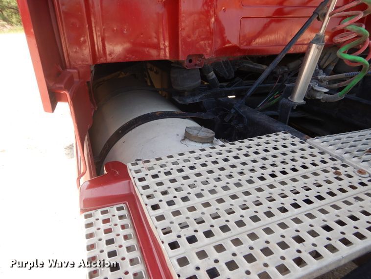 image for item HC9058 1999 Volvo S60  semi truck