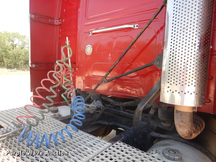 image for item HC9058 1999 Volvo S60  semi truck