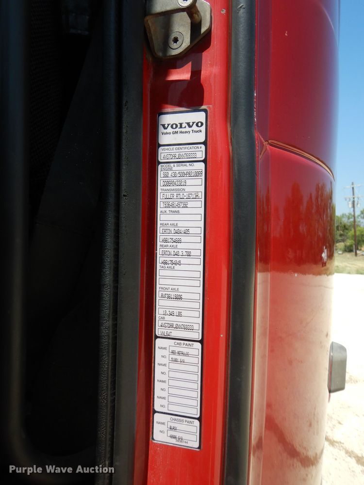 image for item HC9058 1999 Volvo S60  semi truck