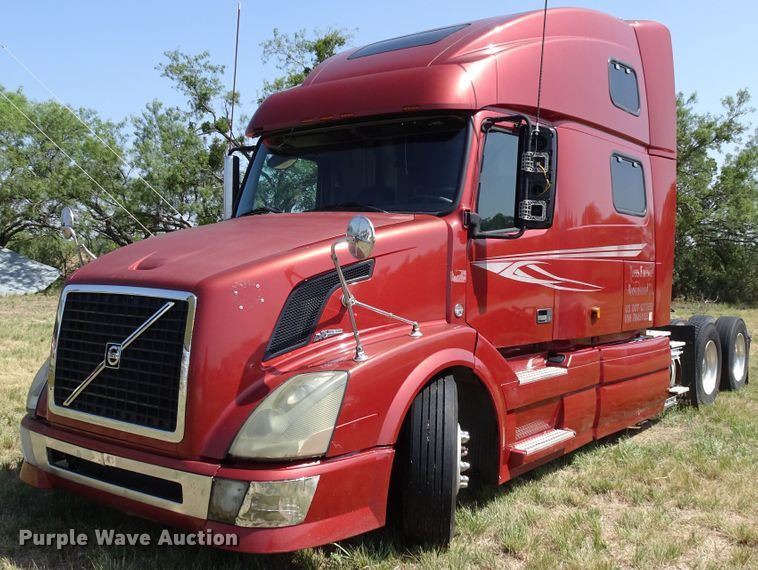 image for item HC9060 2007 Volvo VNL  semi truck