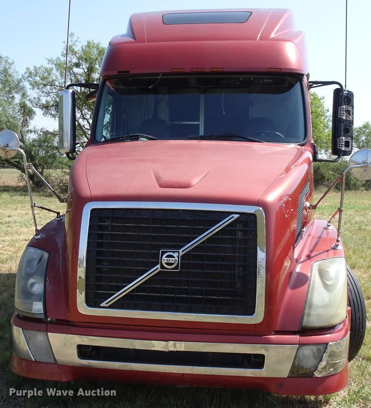 image for item HC9060 2007 Volvo VNL  semi truck