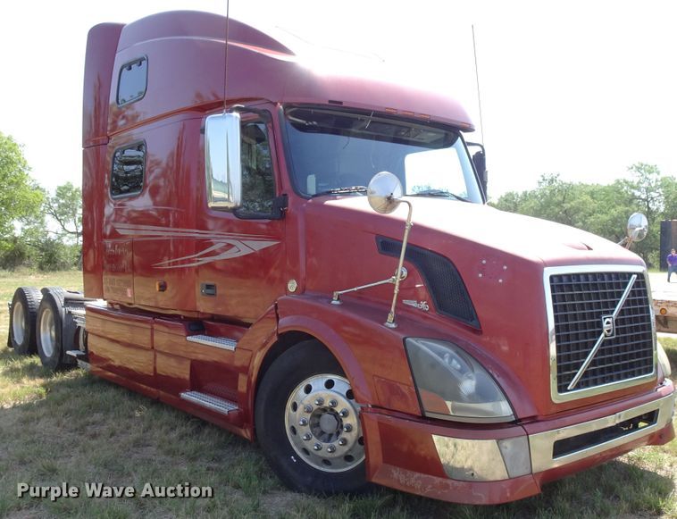 image for item HC9060 2007 Volvo VNL  semi truck