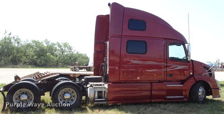 image for item HC9060 2007 Volvo VNL  semi truck