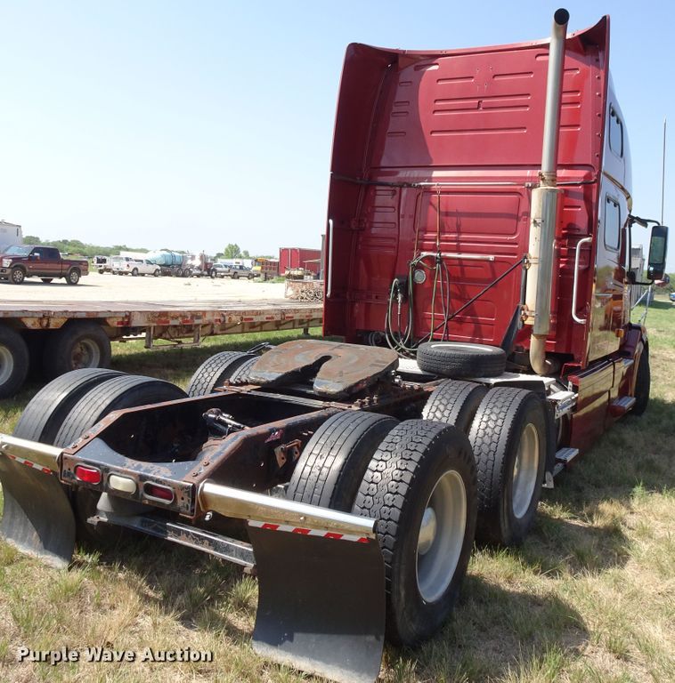 image for item HC9060 2007 Volvo VNL  semi truck