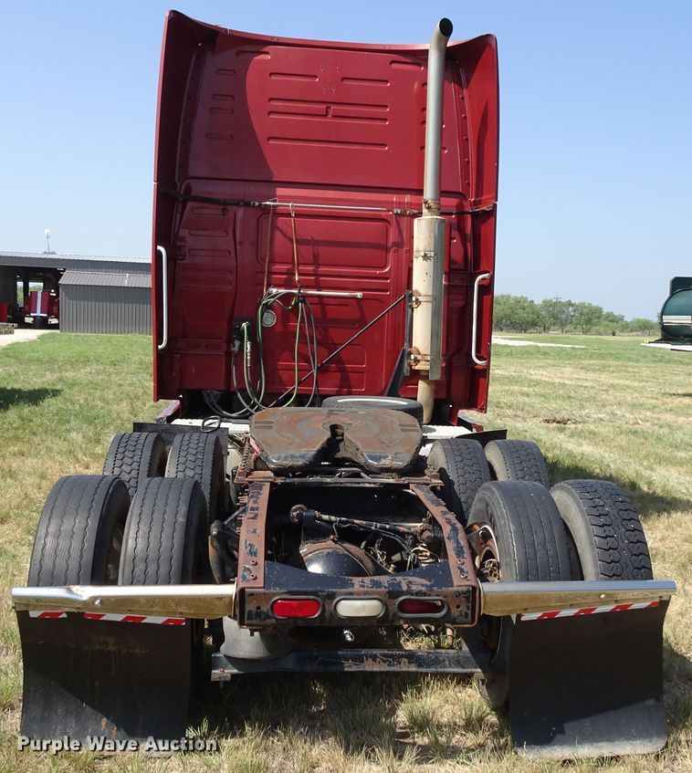 image for item HC9060 2007 Volvo VNL  semi truck