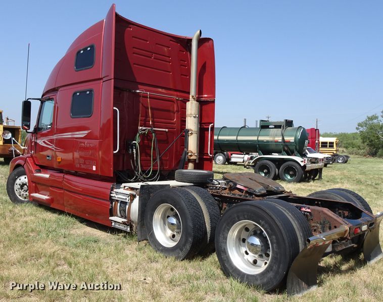 image for item HC9060 2007 Volvo VNL  semi truck