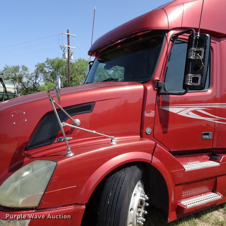 image for item HC9060 2007 Volvo VNL  semi truck