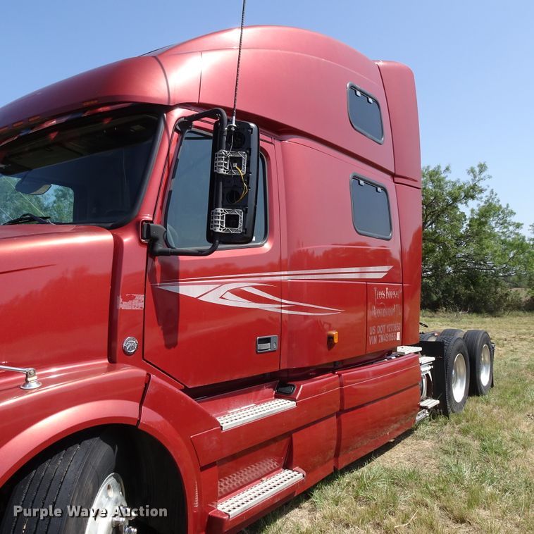 image for item HC9060 2007 Volvo VNL  semi truck