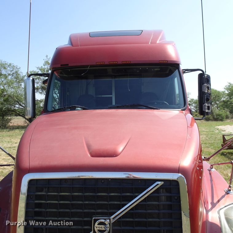 image for item HC9060 2007 Volvo VNL  semi truck