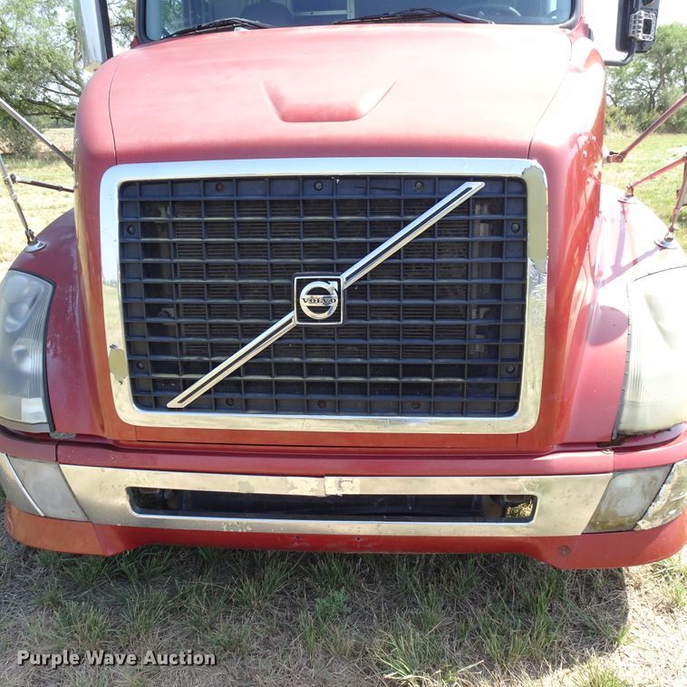 image for item HC9060 2007 Volvo VNL  semi truck