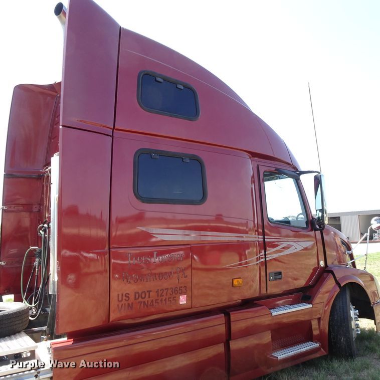 image for item HC9060 2007 Volvo VNL  semi truck