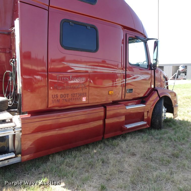 image for item HC9060 2007 Volvo VNL  semi truck