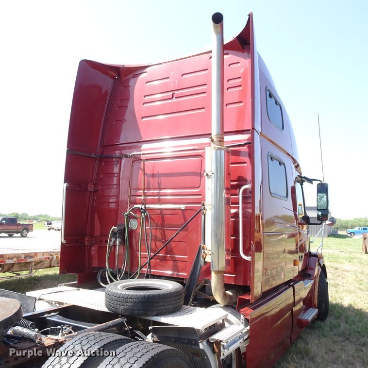 image for item HC9060 2007 Volvo VNL  semi truck