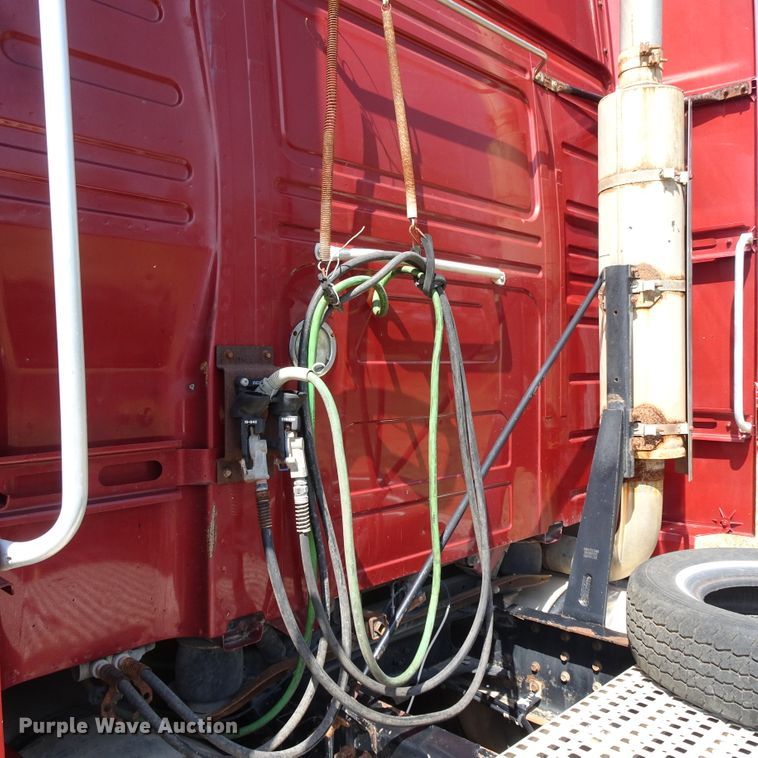 image for item HC9060 2007 Volvo VNL  semi truck