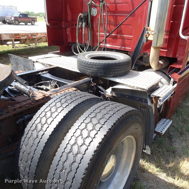 image for item HC9060 2007 Volvo VNL  semi truck