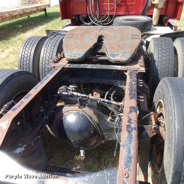 image for item HC9060 2007 Volvo VNL  semi truck