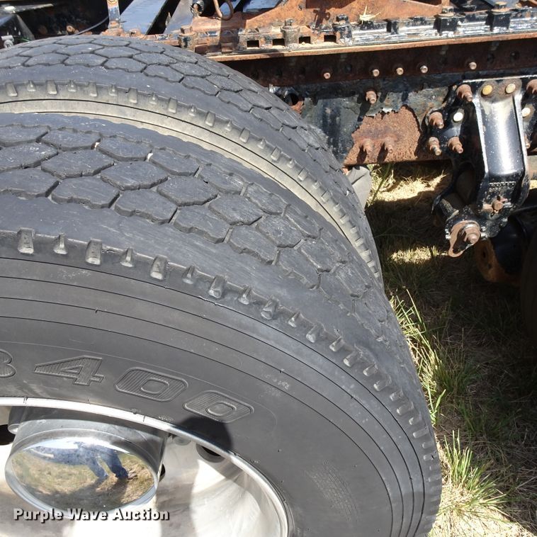 image for item HC9060 2007 Volvo VNL  semi truck