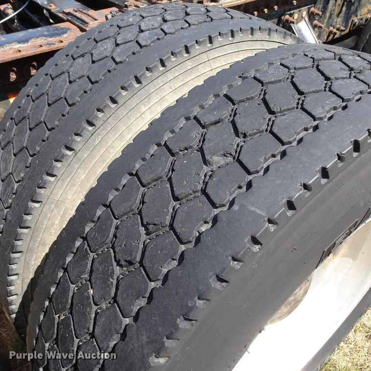 image for item HC9060 2007 Volvo VNL  semi truck