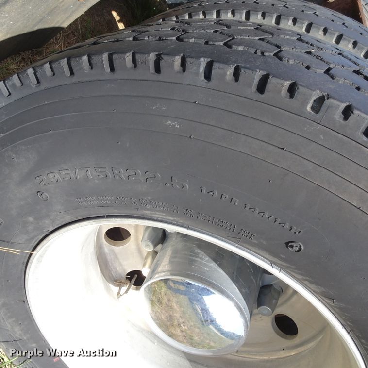 image for item HC9060 2007 Volvo VNL  semi truck