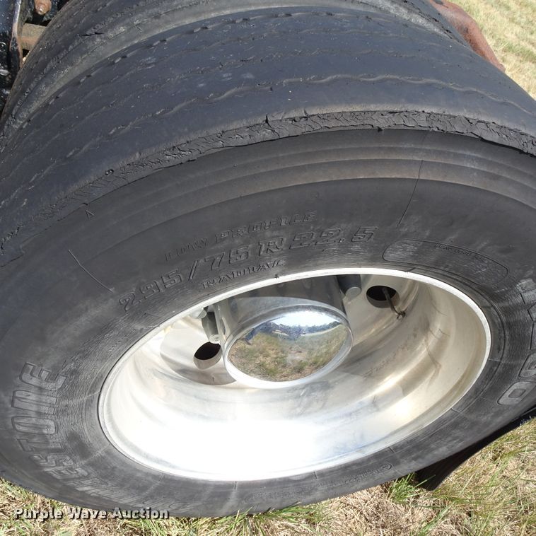 image for item HC9060 2007 Volvo VNL  semi truck