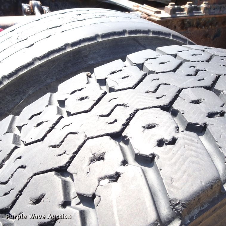 image for item HC9060 2007 Volvo VNL  semi truck