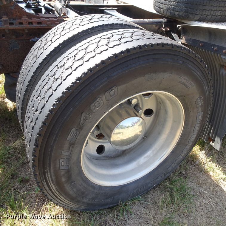 image for item HC9060 2007 Volvo VNL  semi truck