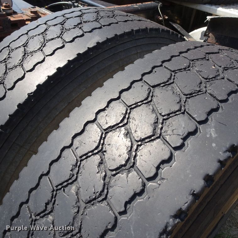 image for item HC9060 2007 Volvo VNL  semi truck