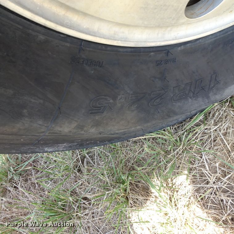 image for item HC9060 2007 Volvo VNL  semi truck