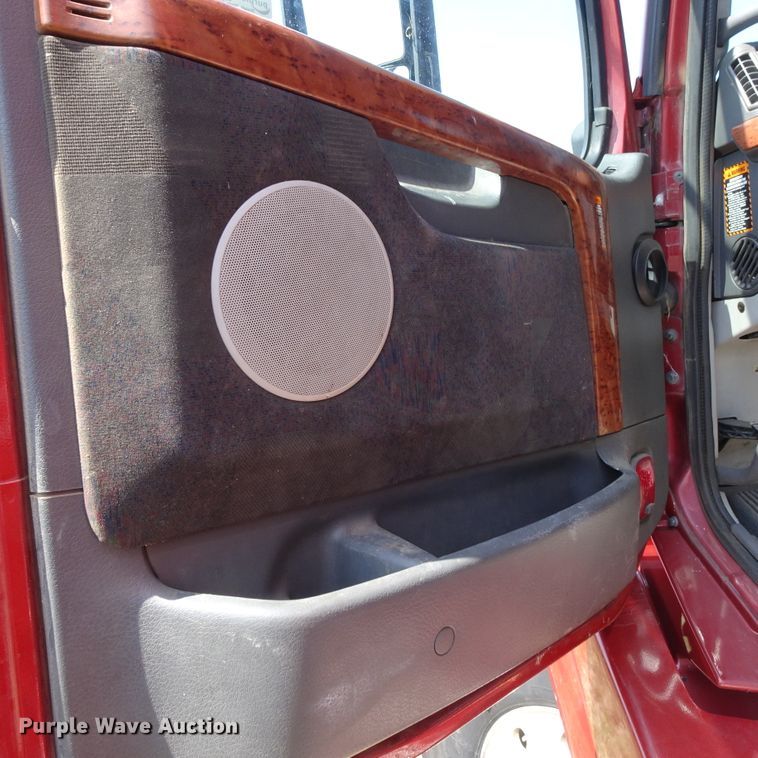 image for item HC9060 2007 Volvo VNL  semi truck