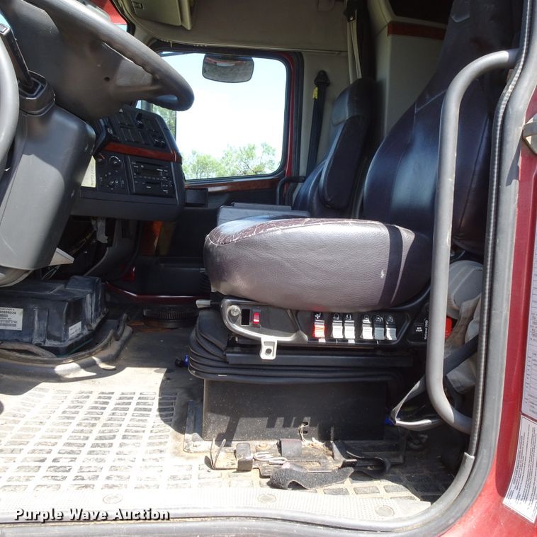 image for item HC9060 2007 Volvo VNL  semi truck