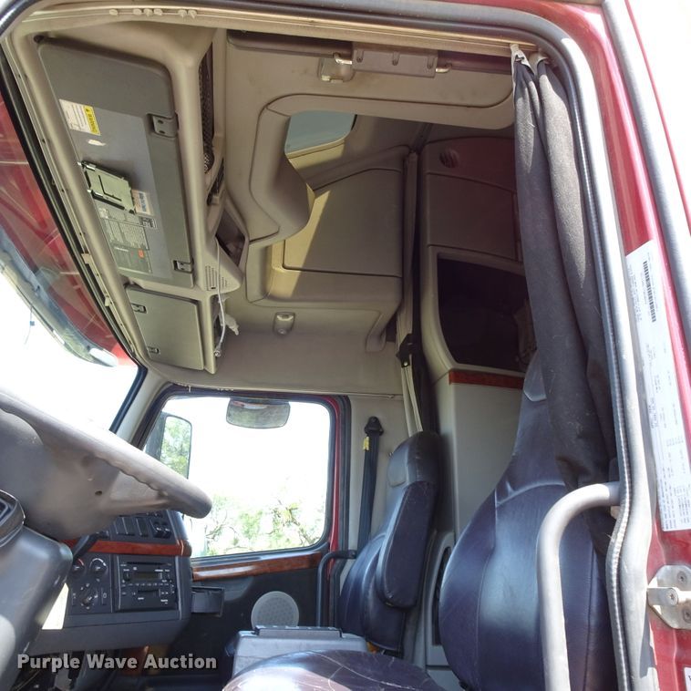 image for item HC9060 2007 Volvo VNL  semi truck