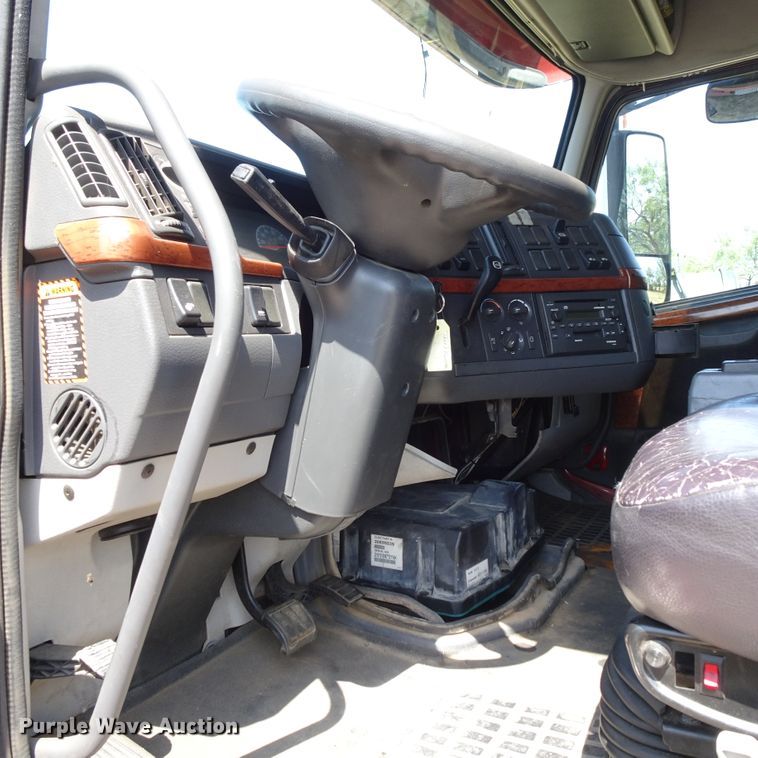 image for item HC9060 2007 Volvo VNL  semi truck