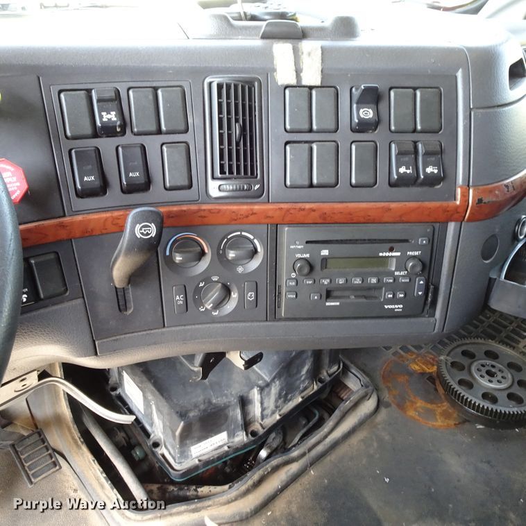 image for item HC9060 2007 Volvo VNL  semi truck