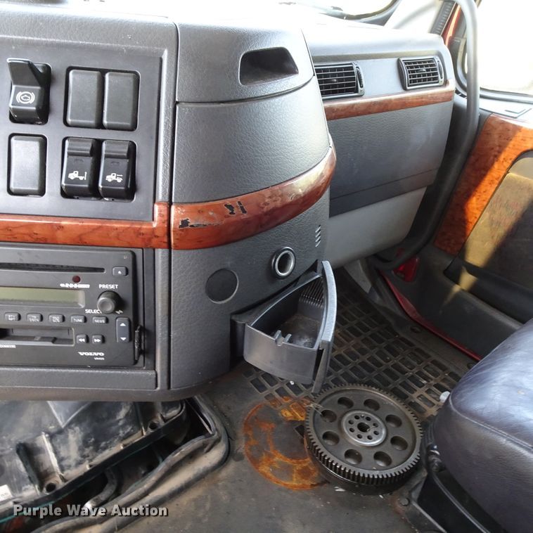 image for item HC9060 2007 Volvo VNL  semi truck