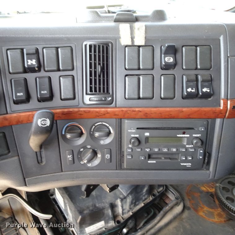 image for item HC9060 2007 Volvo VNL  semi truck