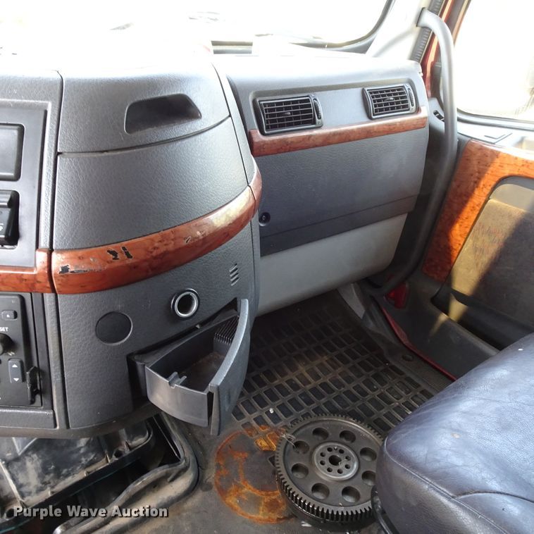 image for item HC9060 2007 Volvo VNL  semi truck