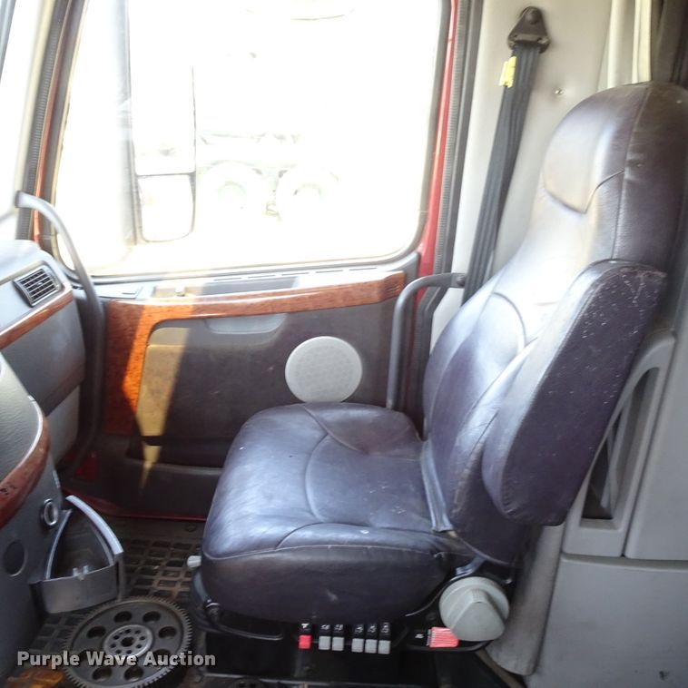 image for item HC9060 2007 Volvo VNL  semi truck