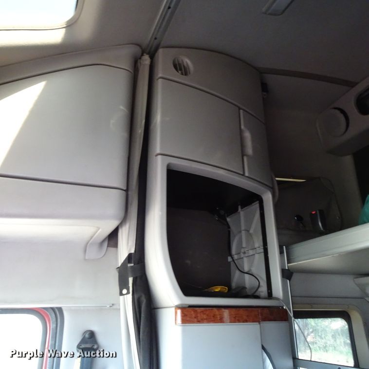 image for item HC9060 2007 Volvo VNL  semi truck