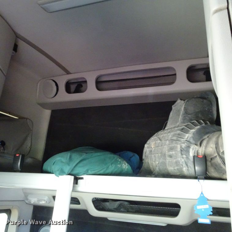 image for item HC9060 2007 Volvo VNL  semi truck