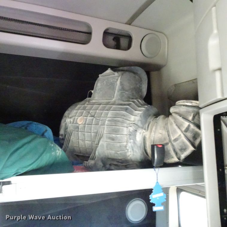 image for item HC9060 2007 Volvo VNL  semi truck