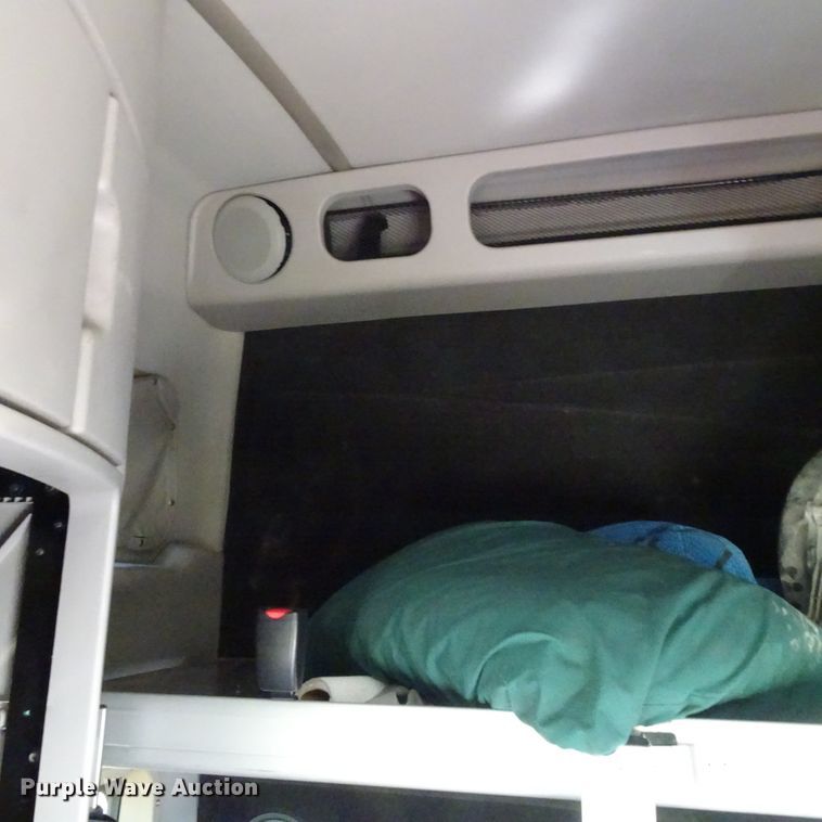 image for item HC9060 2007 Volvo VNL  semi truck